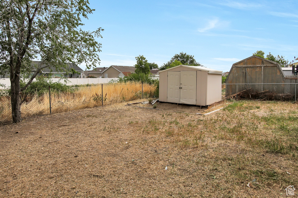 View of yard featuring a storage shed