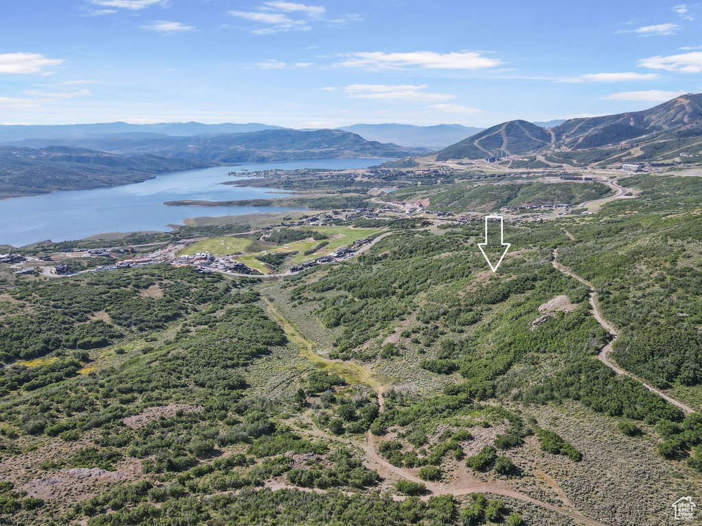 Bird\\\\\\\\\\\\\\\'s eye view of a water and mountain view