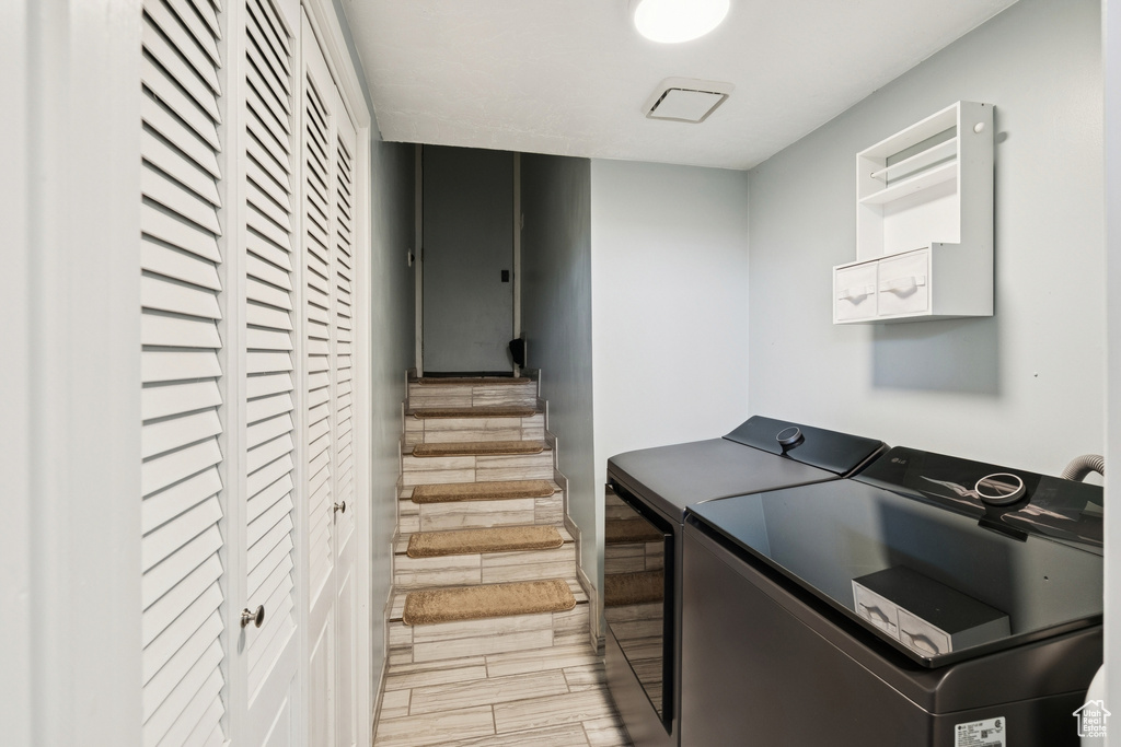 Washroom with independent washer and dryer