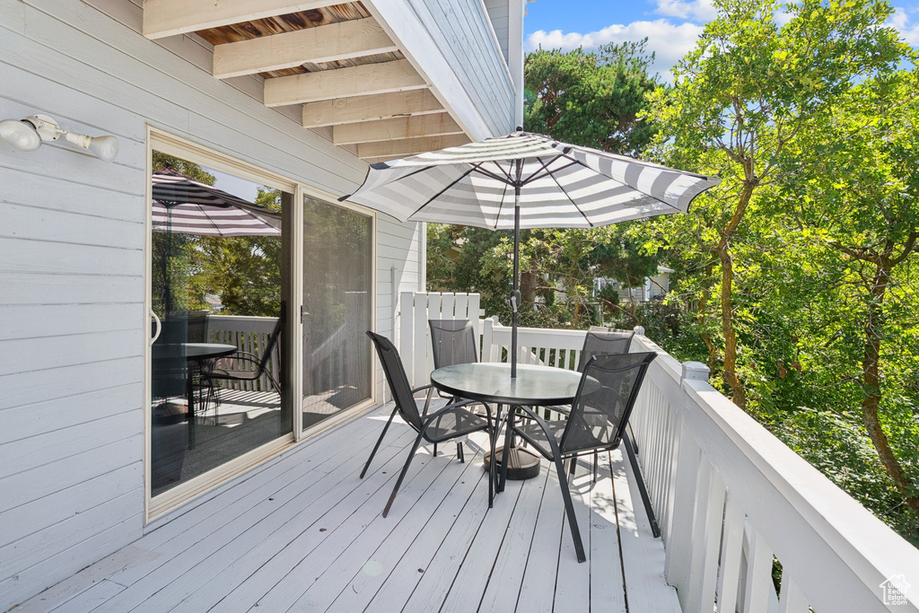 Deck featuring outdoor dining space