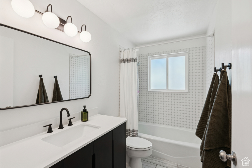 Bathroom with vanity and shower / tub combo