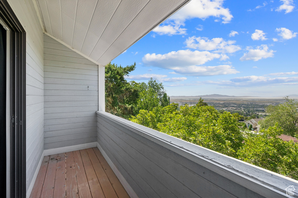 Balcony featuring a mountain view