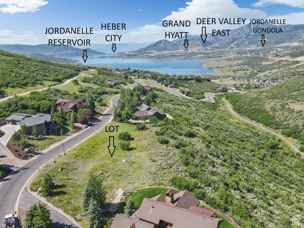 Bird\\\'s eye view of a water and mountain view
