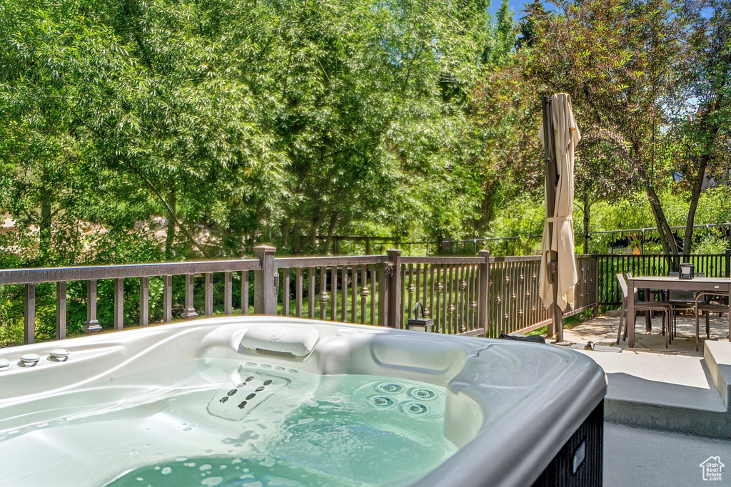 Deck featuring a hot tub and outdoor dining space