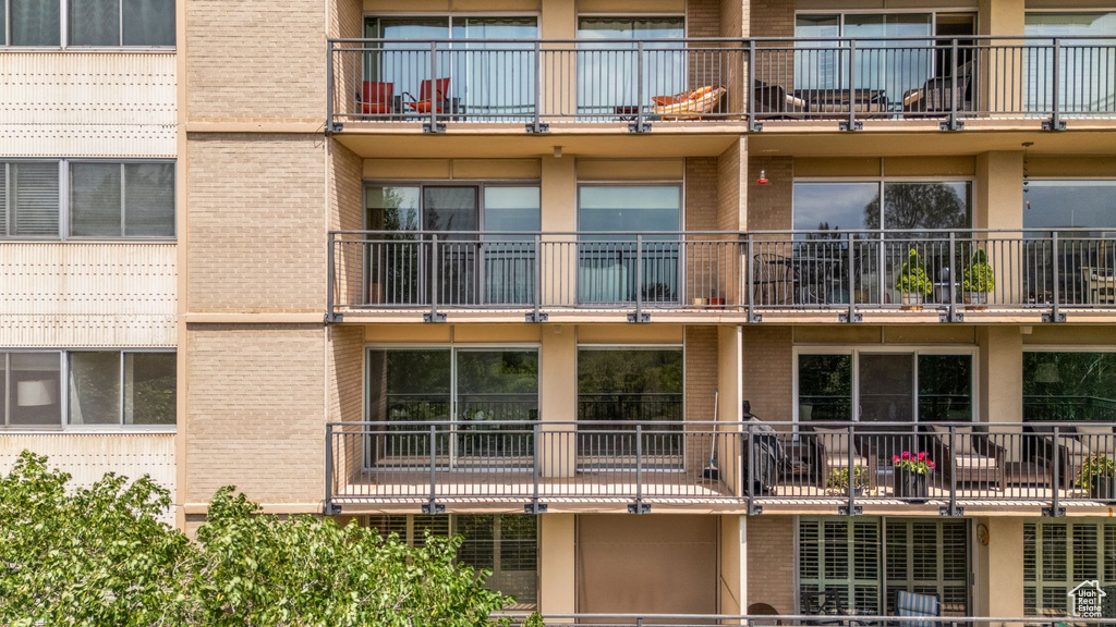 View of apartment building / complex