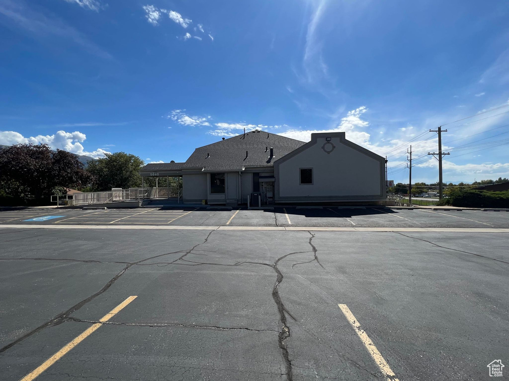 Ranch-style house featuring uncovered parking