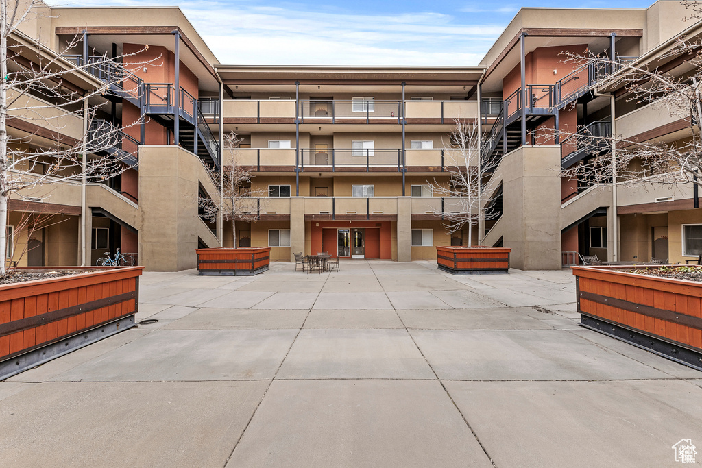 View of apartment building / complex