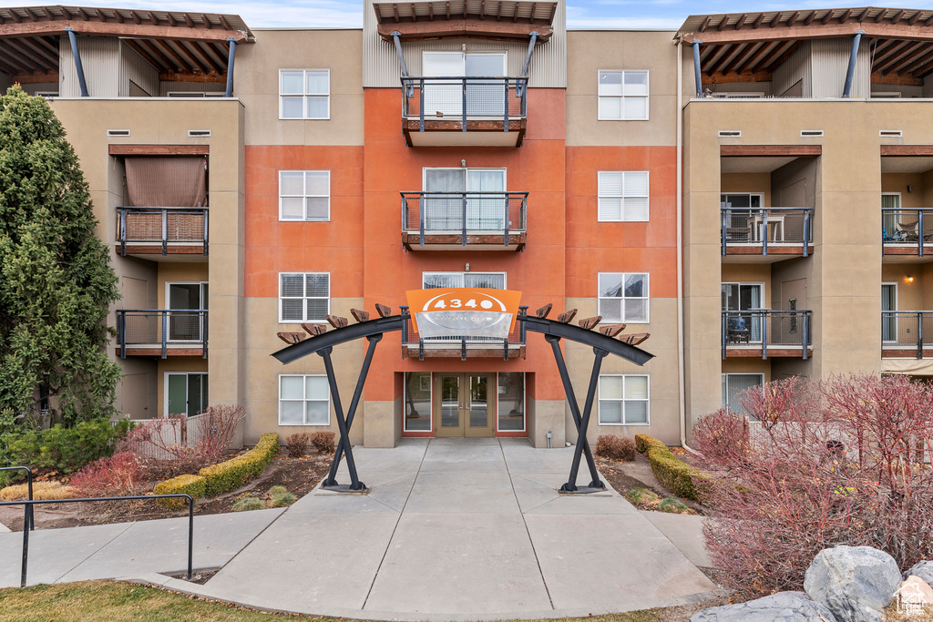 View of apartment building / complex