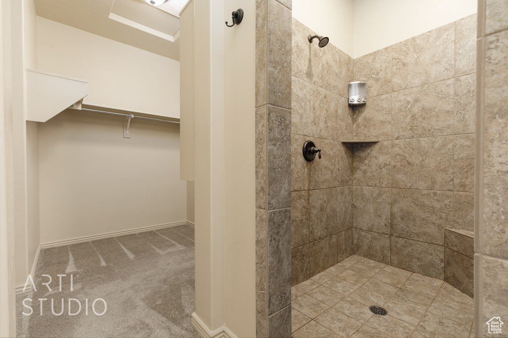 Bathroom featuring tiled shower