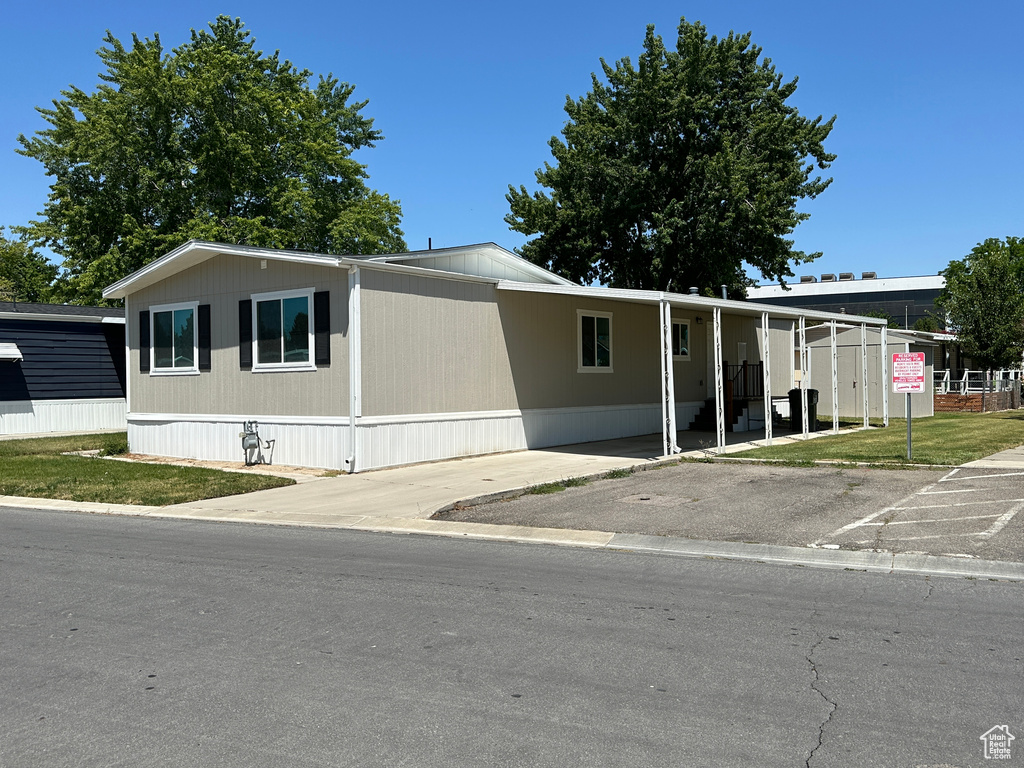 Manufactured / mobile home with driveway and a carport