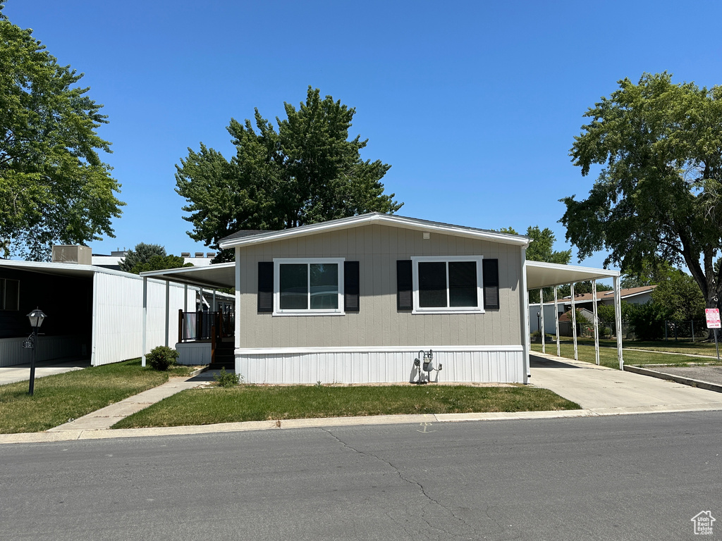 Manufactured / mobile home with an attached carport