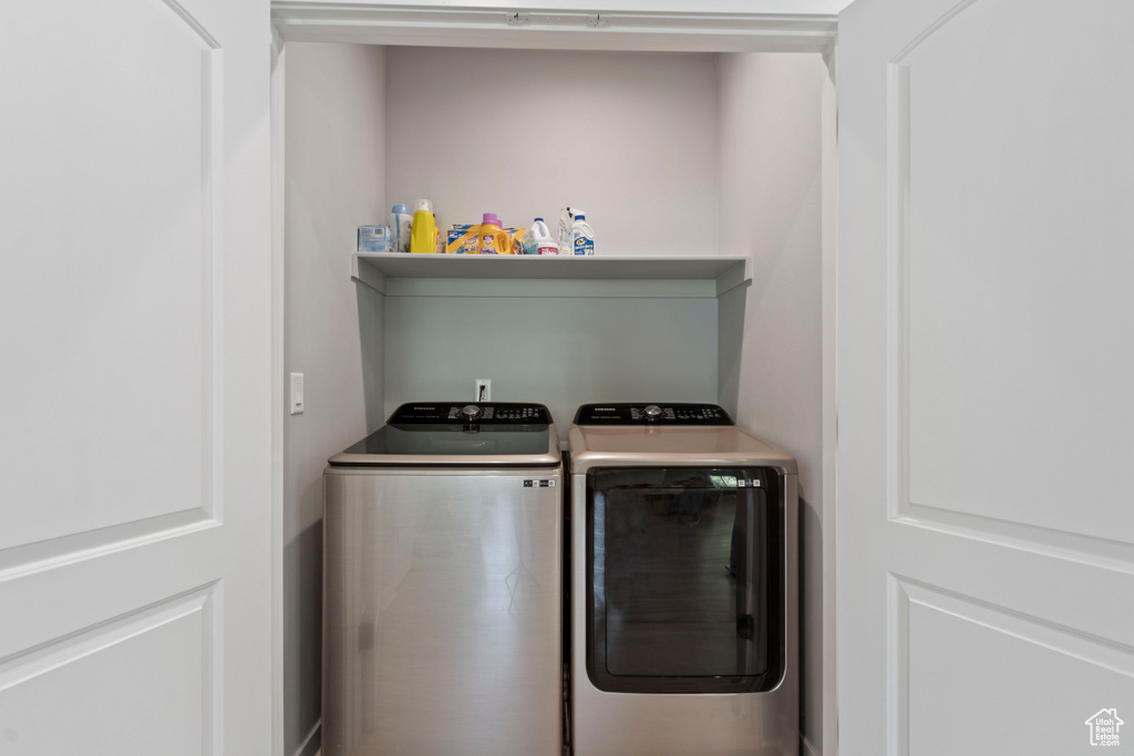 Washroom with washer and dryer