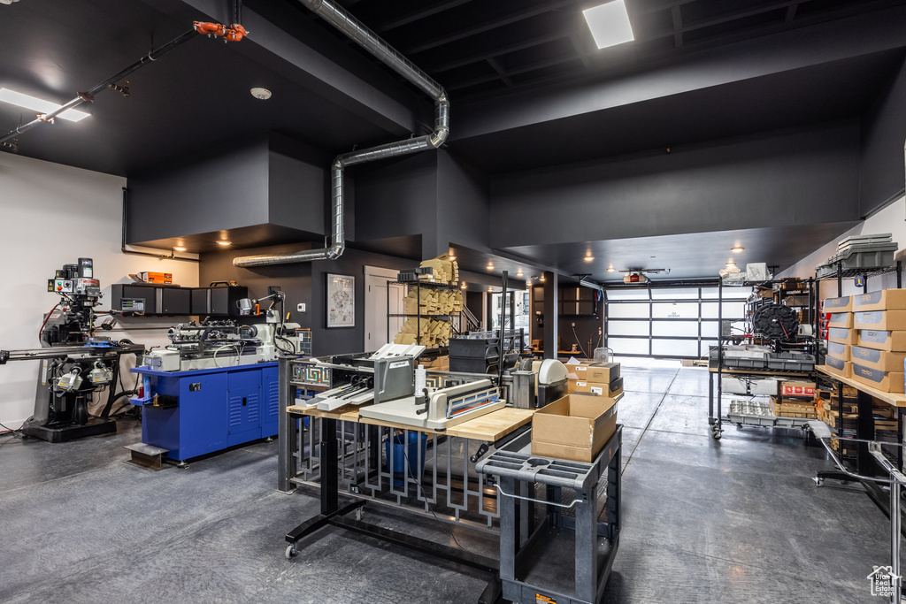 Miscellaneous room with a workshop area and rubber floors