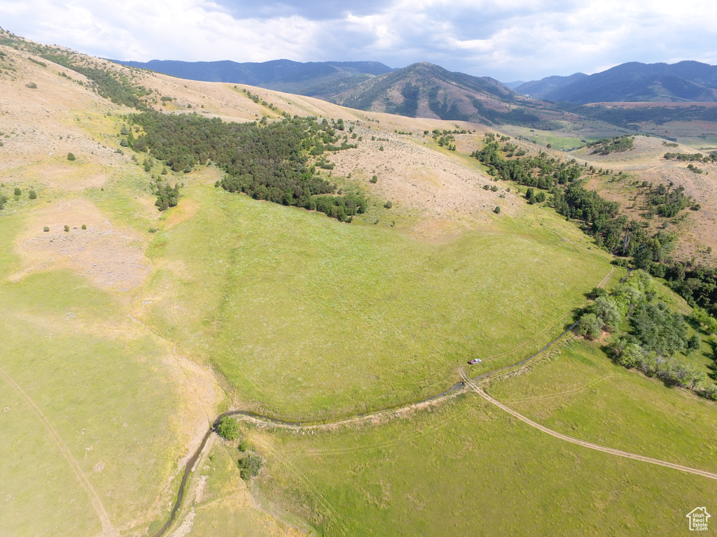 Aerial view of property's location featuring a mountain backdrop