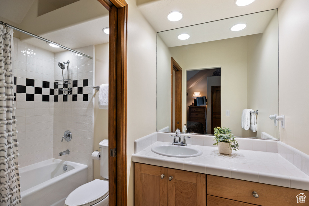 Ensuite bathroom with shower / tub combo with curtain and vanity