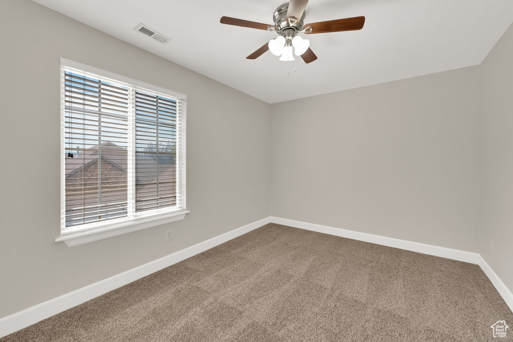 Unfurnished room featuring carpet flooring and a ceiling fan