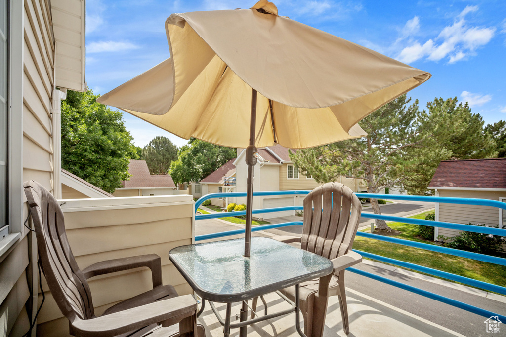 Balcony featuring outdoor dining area