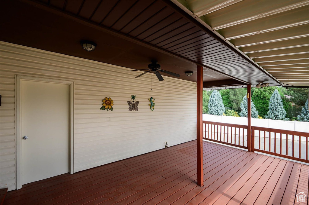 Deck with ceiling fan