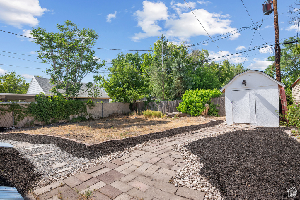 View of yard featuring a storage shed