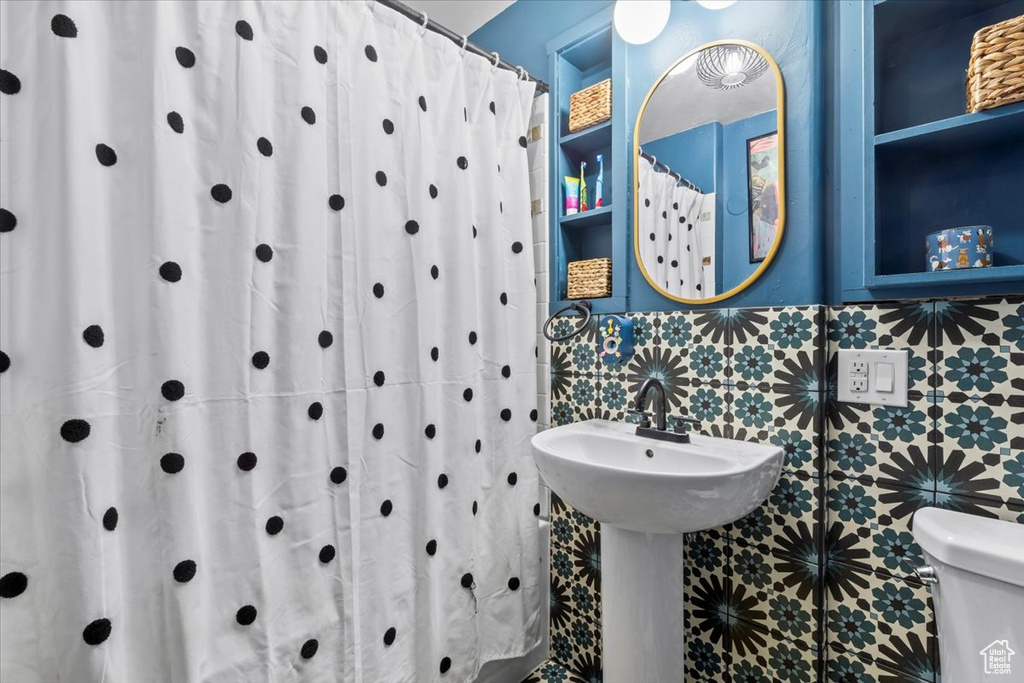 Bathroom with toilet and a shower with shower curtain