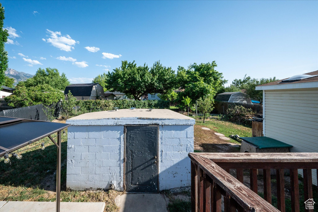 View of yard featuring an outdoor structure