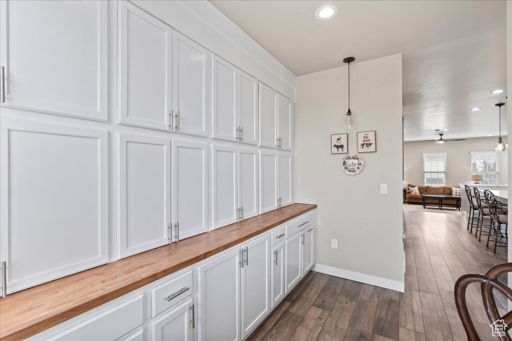 Mudroom featuring dark wood-type flooring, recessed lighting, and a ceiling fan