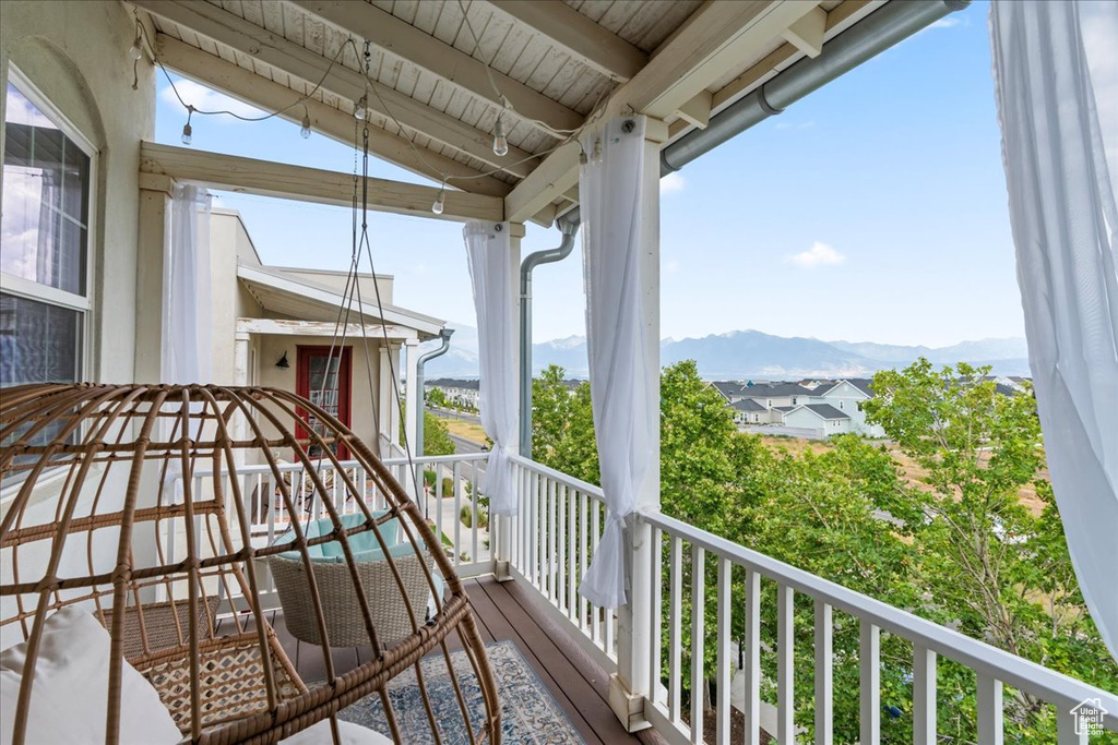 Balcony featuring a mountain view