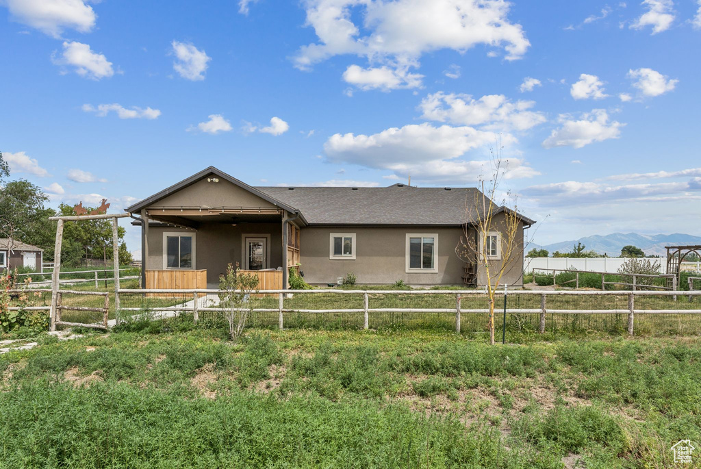 Ranch-style home with stucco siding and a mountain view