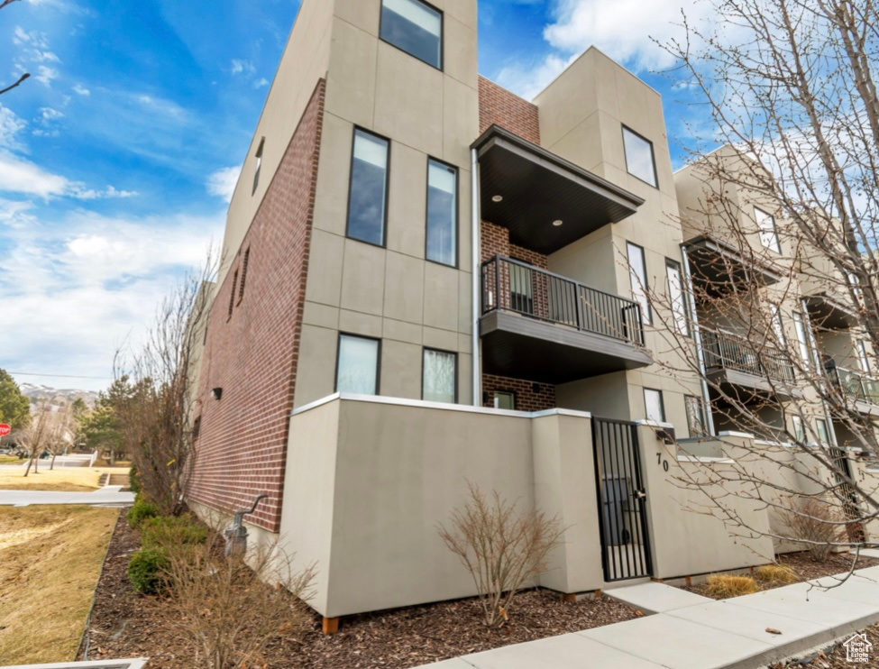 View of apartment building / complex featuring a fenced front yard