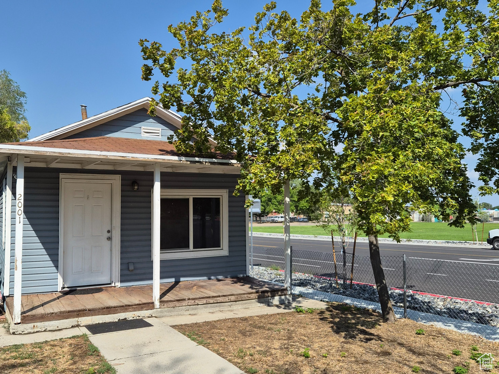 Photo 2 for MLS #2096667 at 2001 Jackson Ave