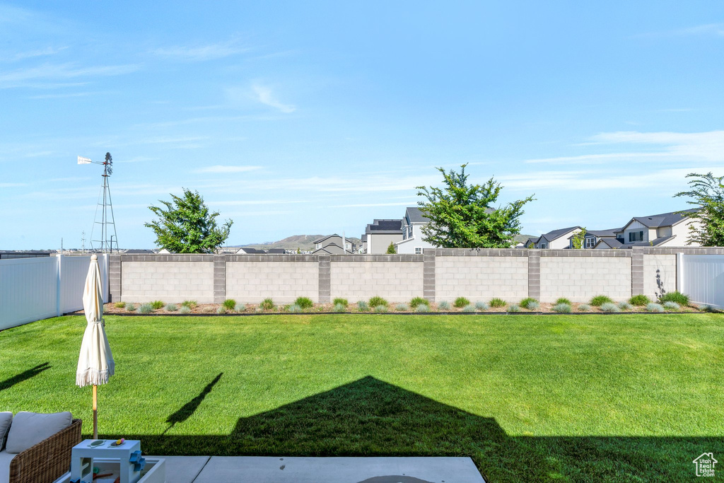 View of yard with a residential view