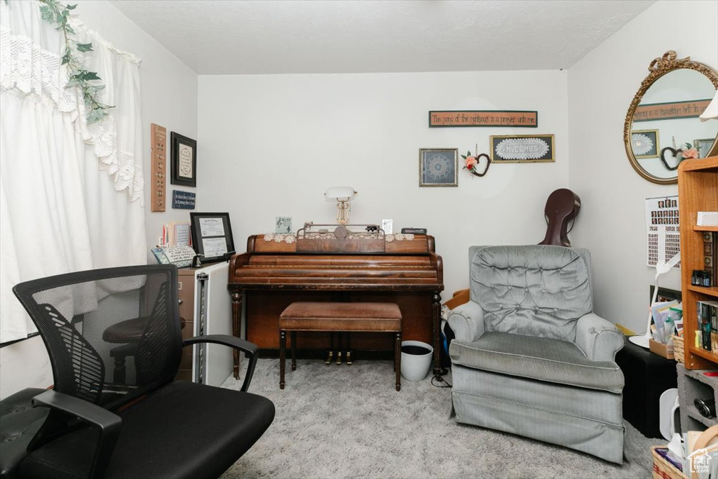 Sitting room with carpet