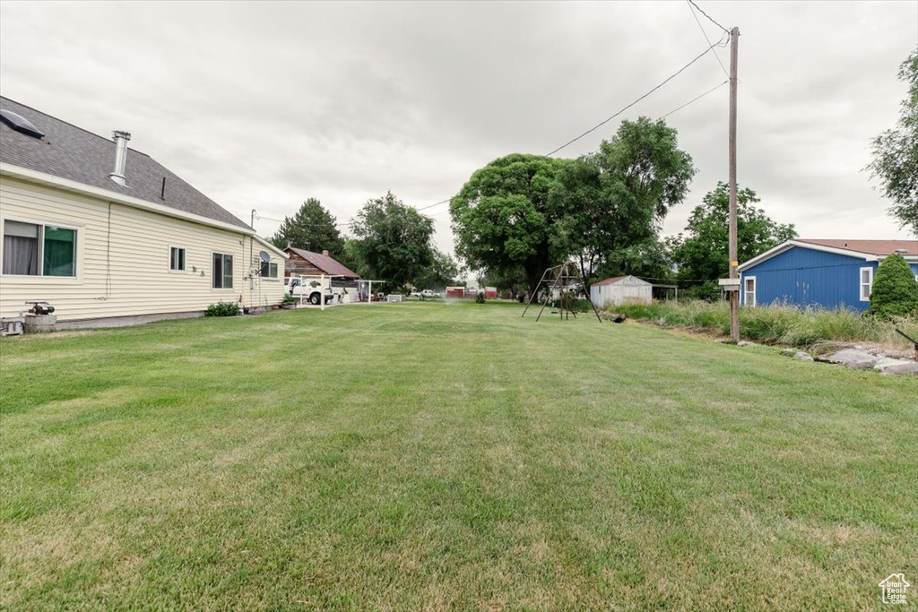 View of grassy yard