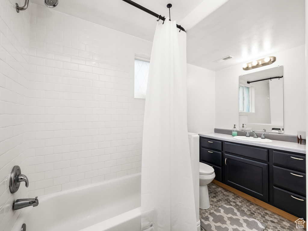 Bathroom with shower / tub combo and vanity