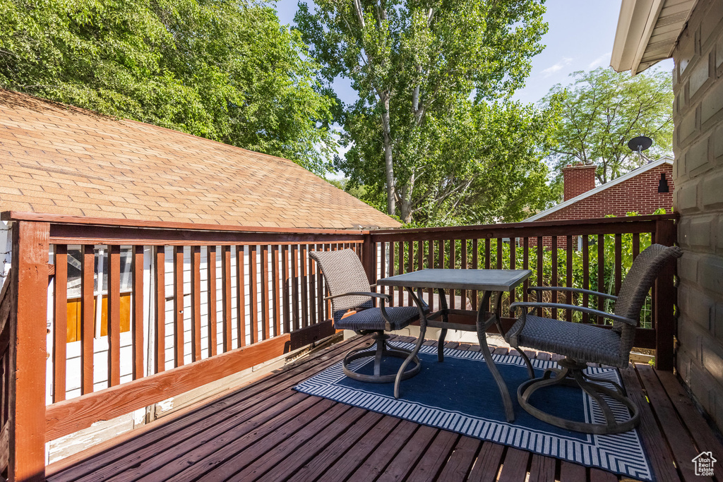 Deck featuring outdoor dining area