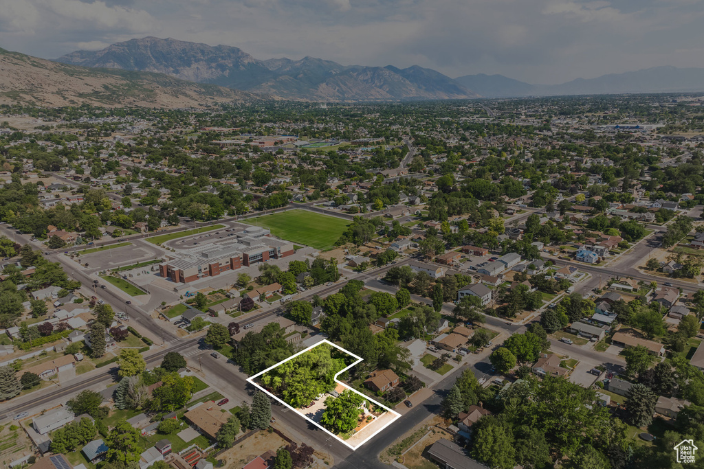 Aerial view of property's location featuring property boundaries highlighted and mountains