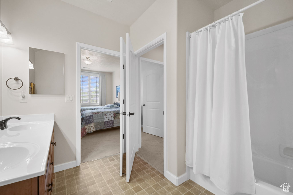 Ensuite bathroom with double vanity and shower / bath combo