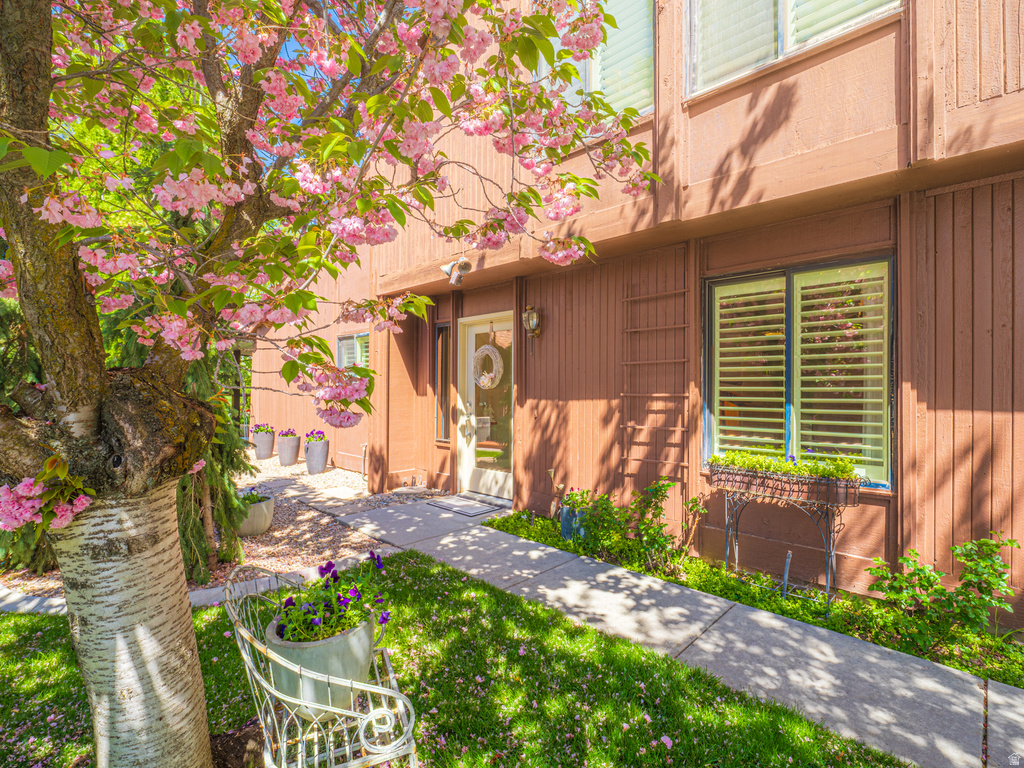 48 N WHITE BARN DR Pleasant View, UT 84414