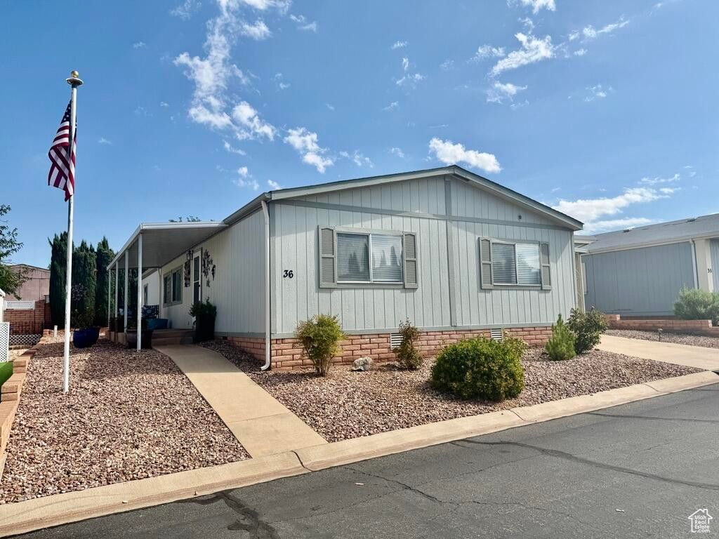 Manufactured / mobile home featuring crawl space