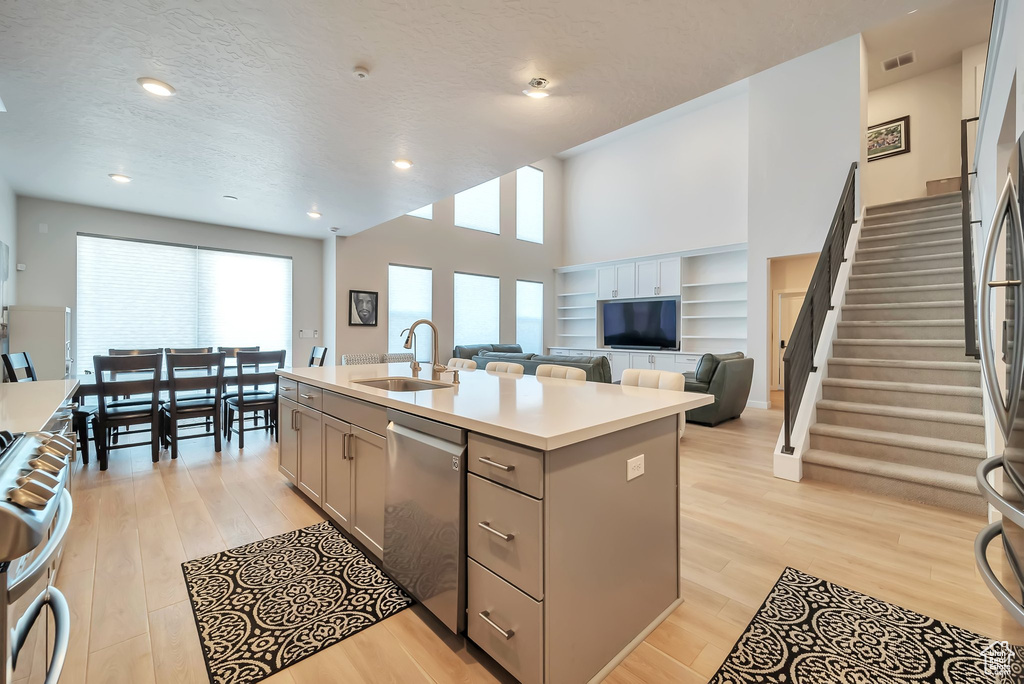 256 W THISTLE DR Saratoga Springs, UT 84045