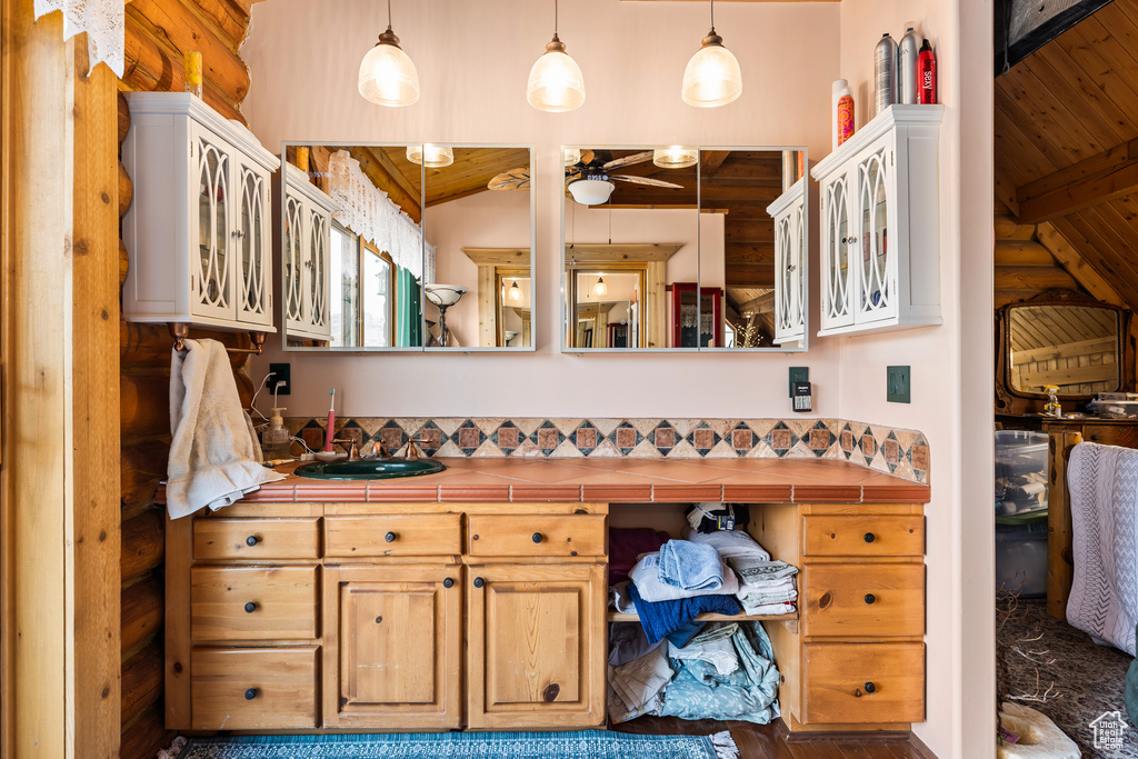 Photo 11 for MLS #2096963 at 214 W Shinarump Cir