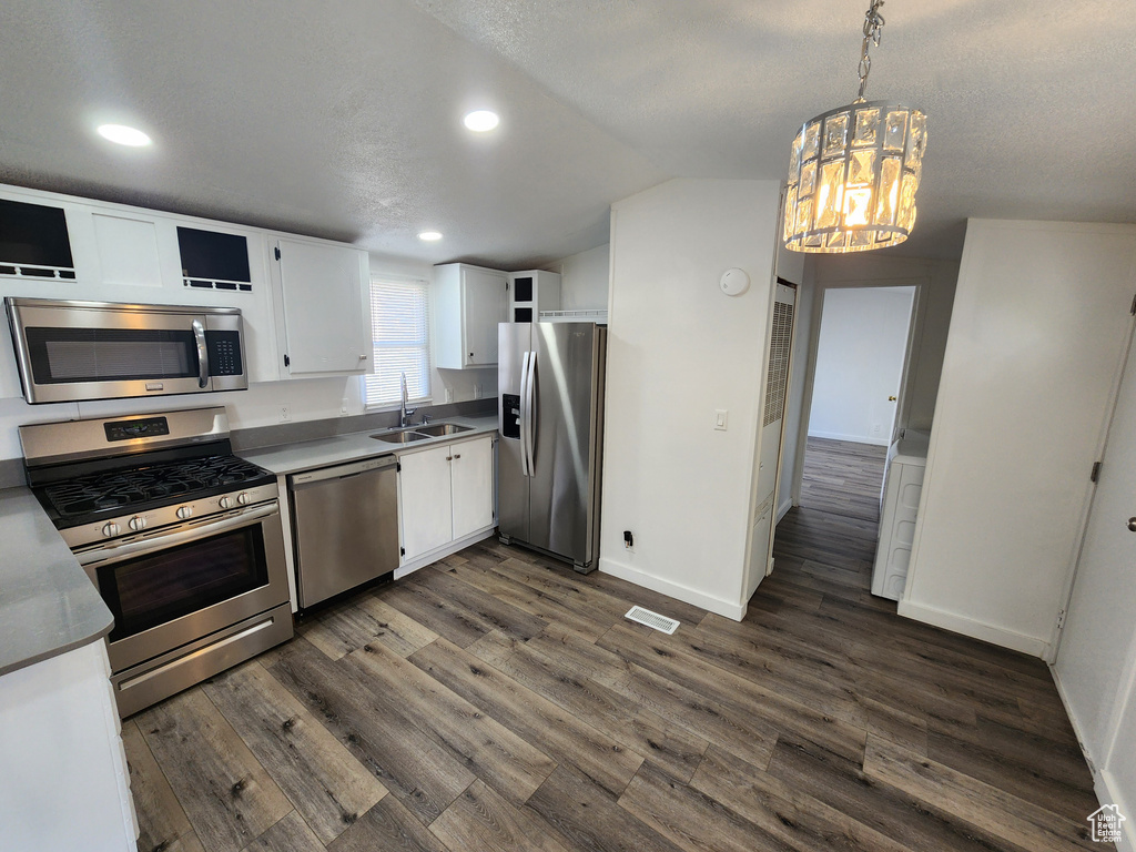 Photo 2 for MLS #2097070 at 208 E Crescentwood Dr
