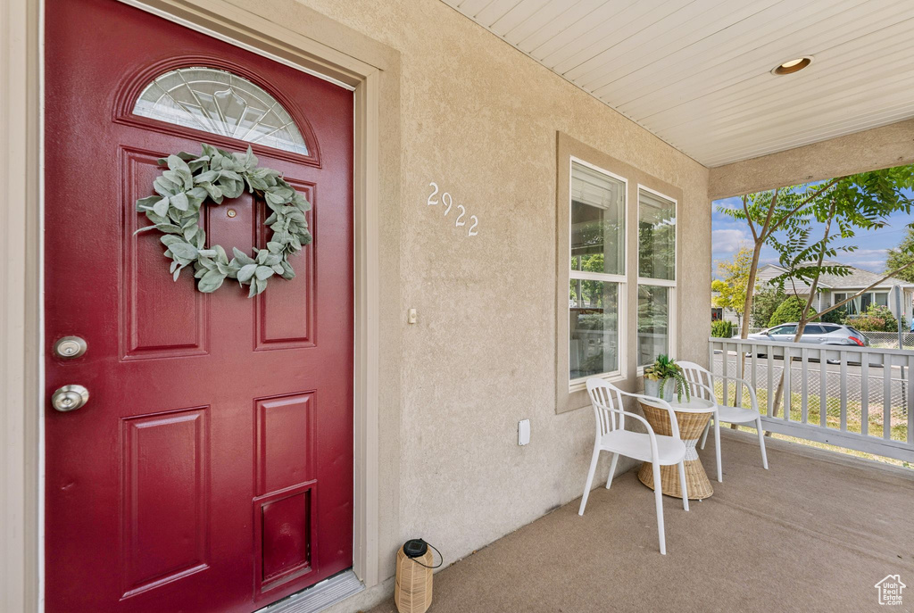 Entrance to property featuring a porch and stucco siding