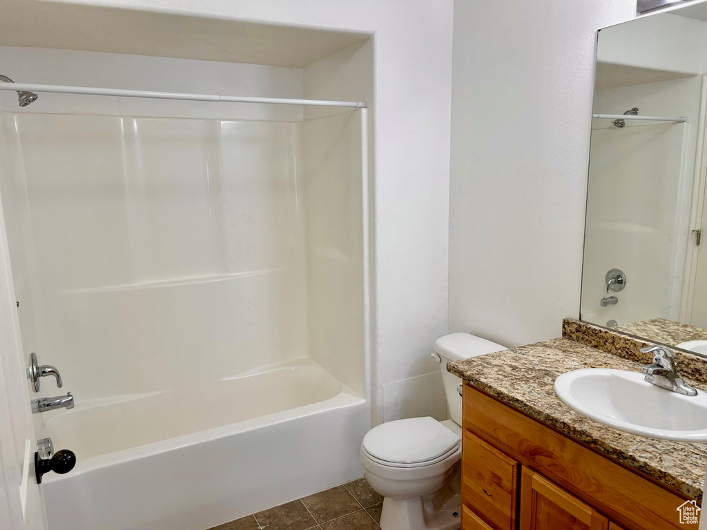 Bathroom with vanity and washtub / shower combination