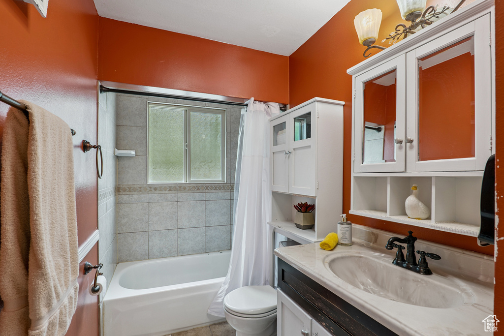 Full bath with vanity and shower / tub combo