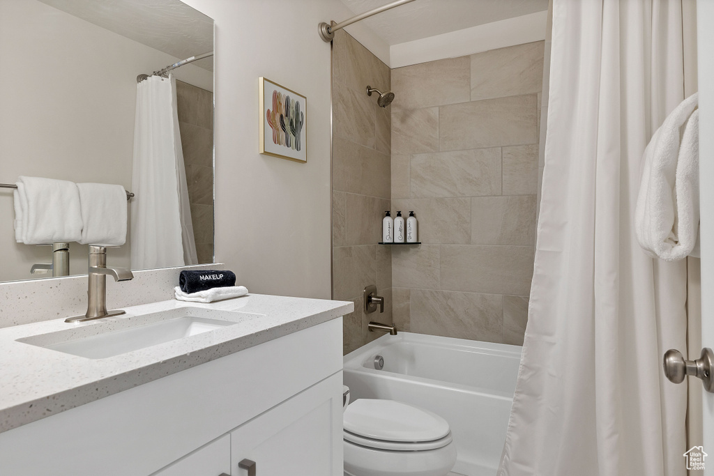 Bathroom with vanity and shower / bath combo with shower curtain