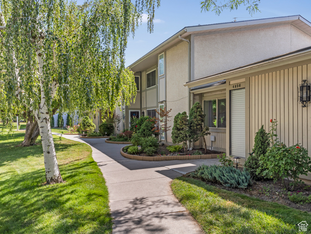 Surrounding community featuring a lawn
