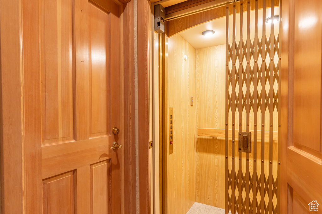 Elevator with arched walkways