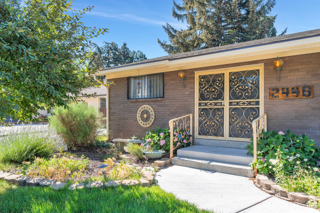 2446 E CREEK RD Sandy, UT 84093