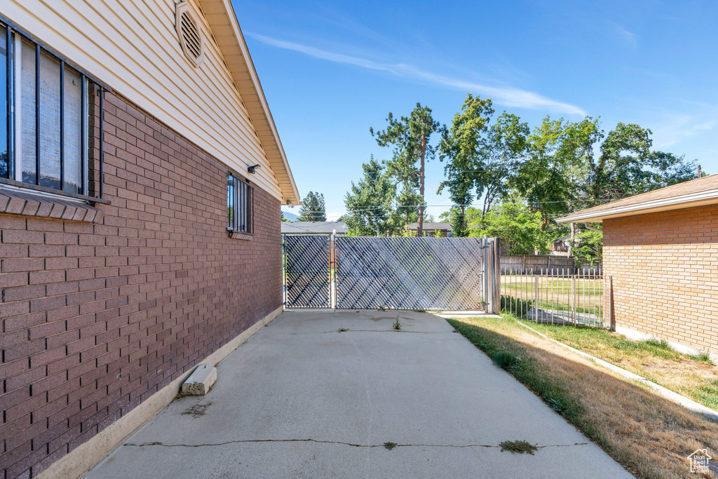 2446 E CREEK RD Sandy, UT 84093